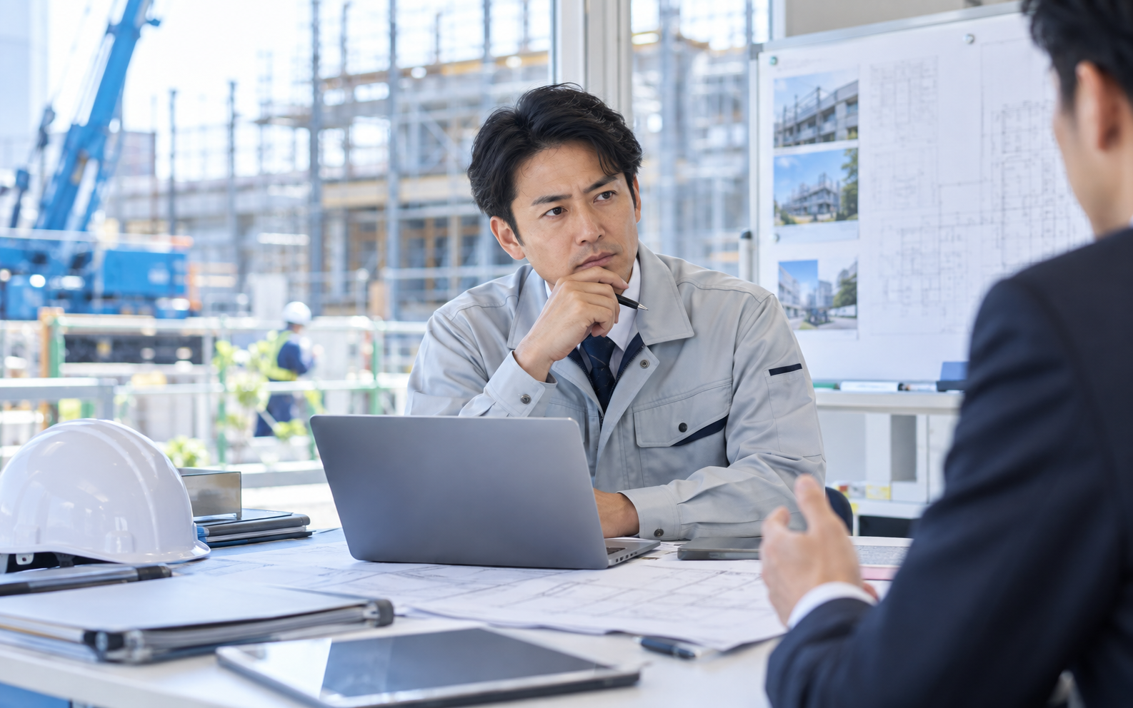 建設業の資金調達相談をイメージした建設会社での打ち合わせ